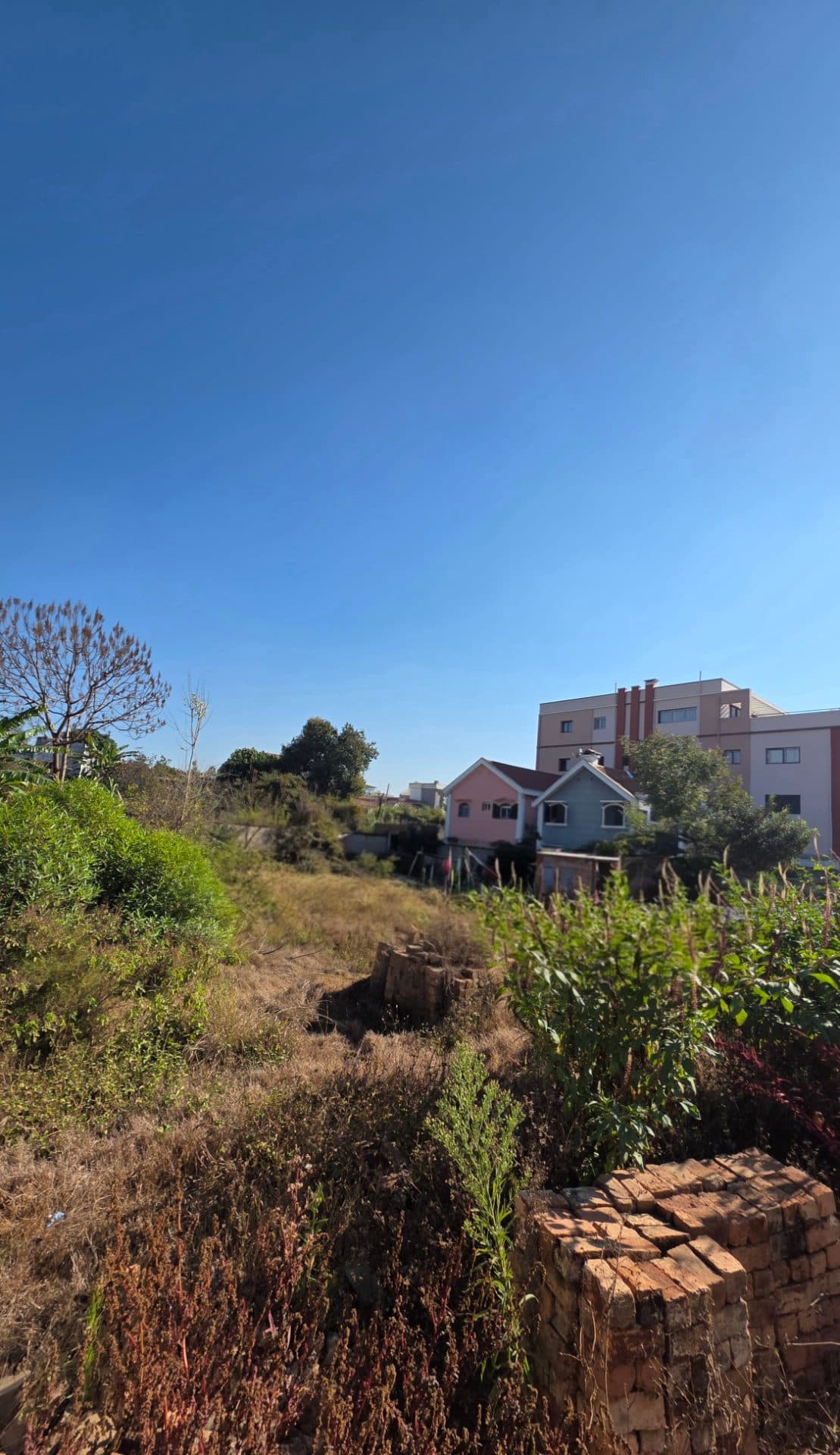 TERRAIN DE 974 m² AVEC MAISON — AVARABOHITRA ITAOSY