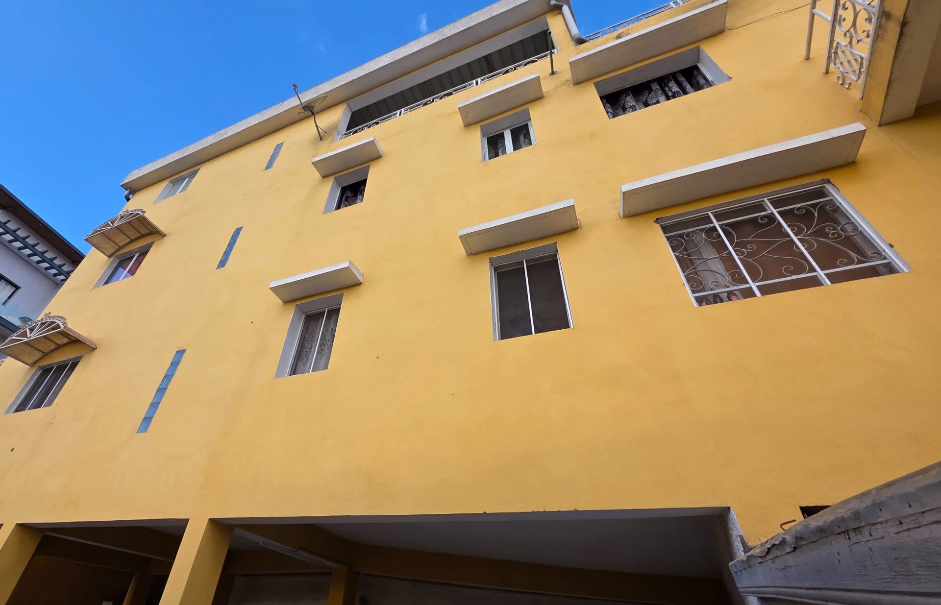Maison à Vendre à Iavoloha – Maison de 3 Niveaux Indépendants avec Grand Garage | Accès Direct By-Pass