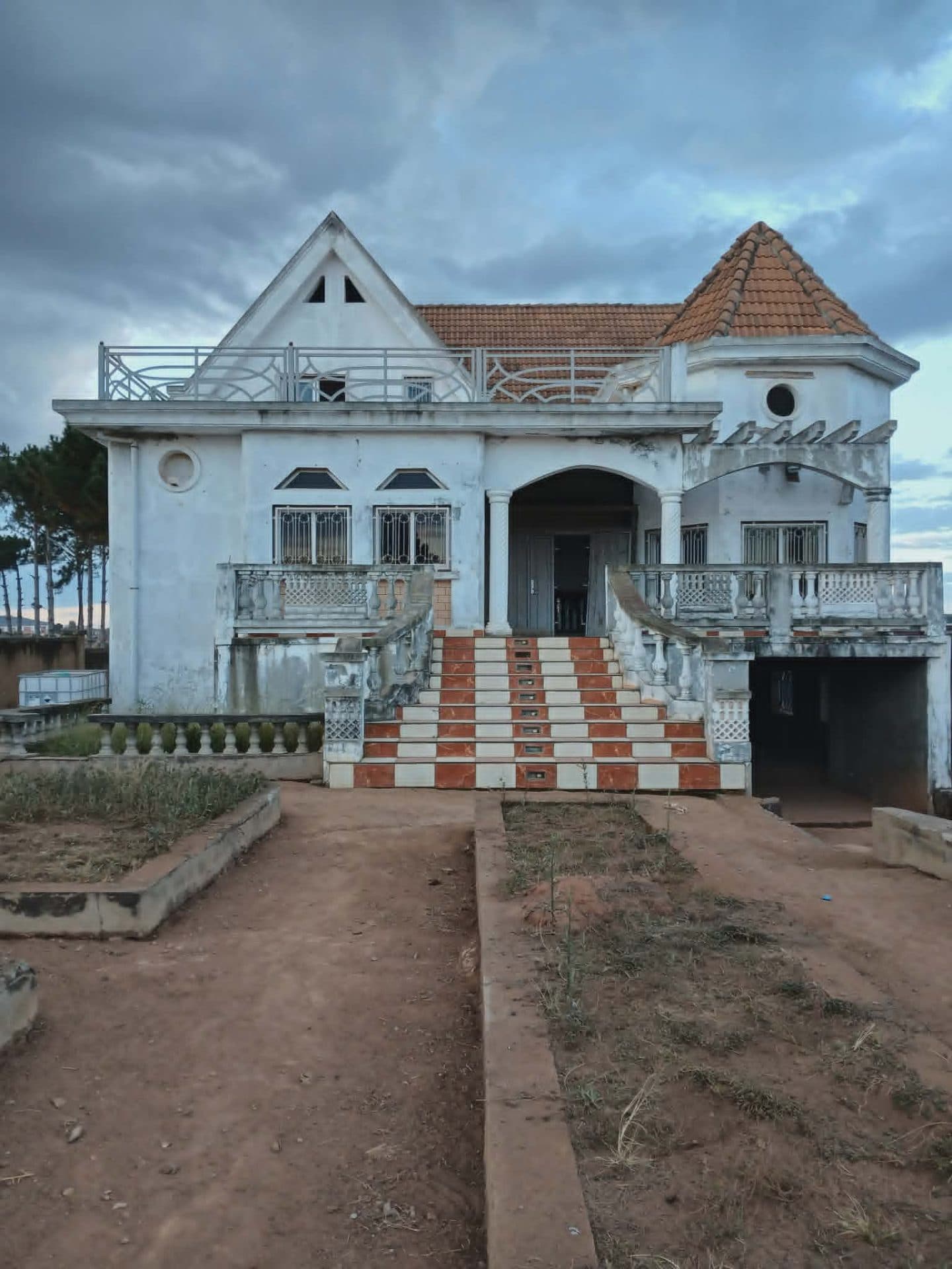 Grande villa de caractère sur 1 300 m² à Andakana – Ambohidratrimo