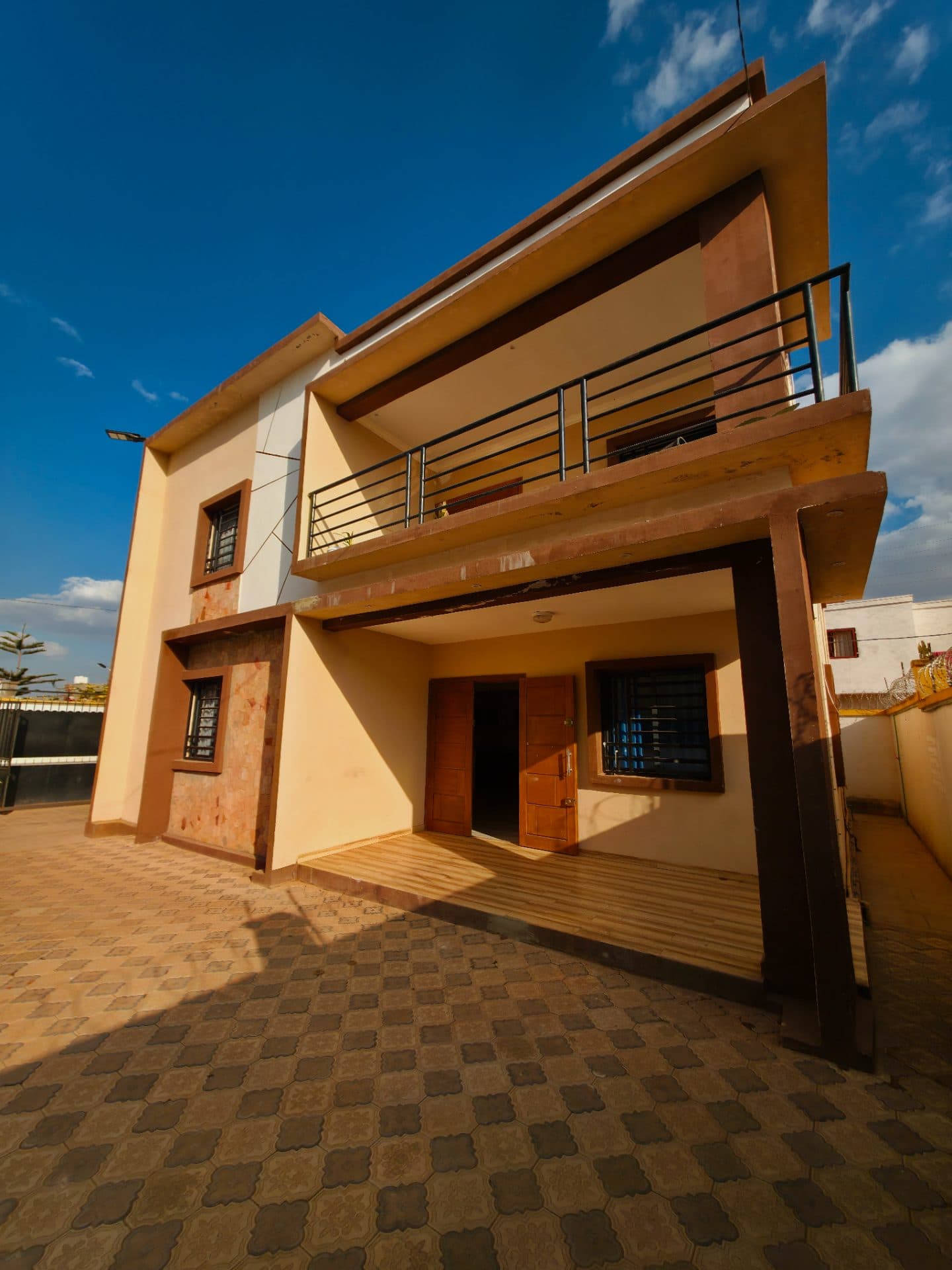 À VENDRE | VILLA DUPLEX AVEC PISCINE — IFARIHY, ANKARAOBATO
