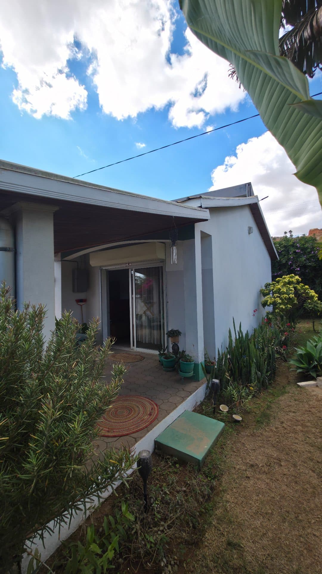 Maison Moderne à Vendre à Iavoloha – Plain-pied avec Grand Jardin Paysager, Proche COLAS